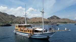 Guests on the top deck of a phinisi under way