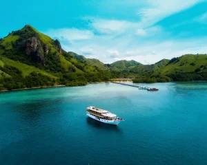 The sheltered anchorage at Manjarite Island